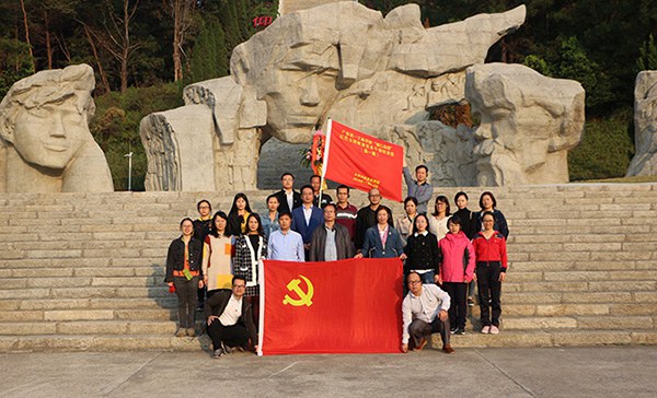 在红军突破湘江战役纪念碑园合影.jpg