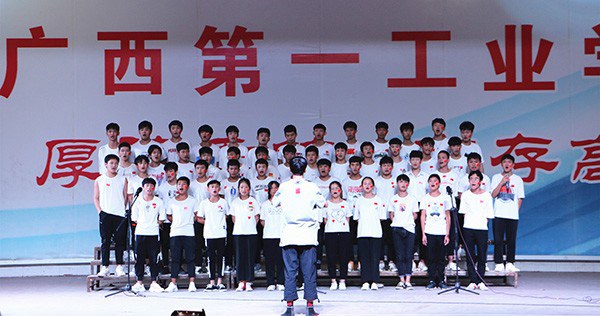 2019级测量1班演唱《我和我的祖国》.JPG