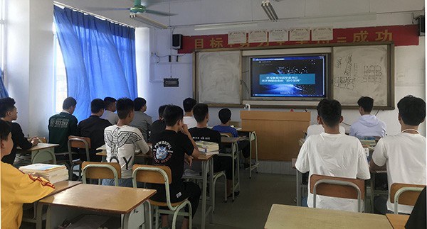 19级网络2班学生在观看国家网络安全宣传片.jpg
