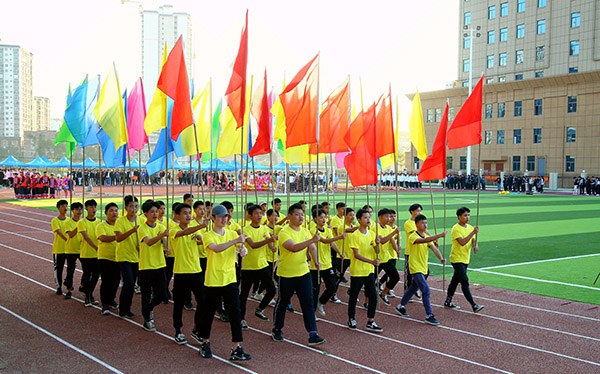 彩旗队精神抖擞经过主席台.jpg