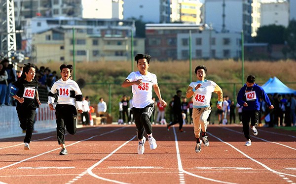 运动员在进行100米比赛.jpg