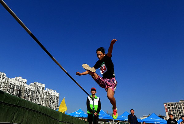 运动员在进行跳高比赛.jpg