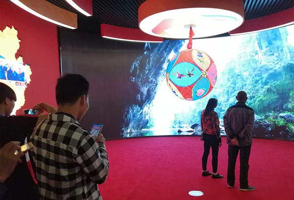 2.同学们正在分享成就展给身边的朋友1-1.jpg