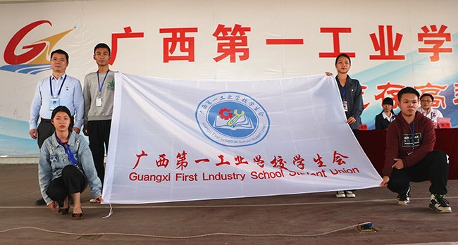 2.李健副校长为学生会授旗.JPG