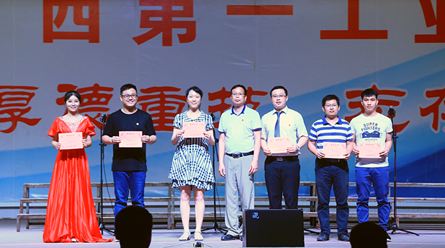 校领导为获得广西第一工业学校第一届“青春教师之星”的老师颁奖.JPG