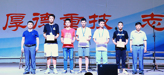校领导为获得广西第一工业学校第一届“青春学子之星”的同学颁奖.JPG