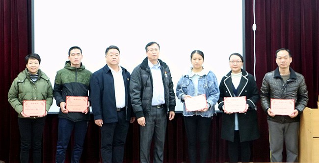 校领导为2019年秋季学期优质课比赛获奖教师颁奖.jpg