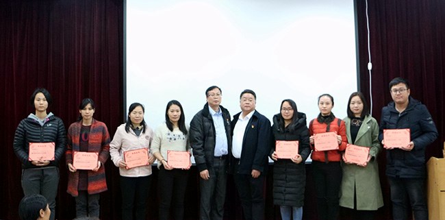校领导为2019年秋季学期教师新秀课比赛获奖教师颁奖.jpg