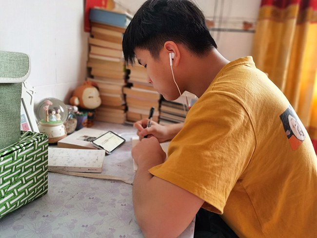 学生在家上网课3.jpg