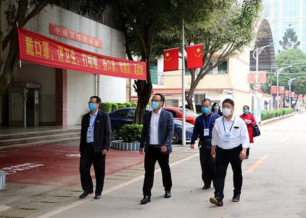 黄欣波主任检查校园环境.jpg
