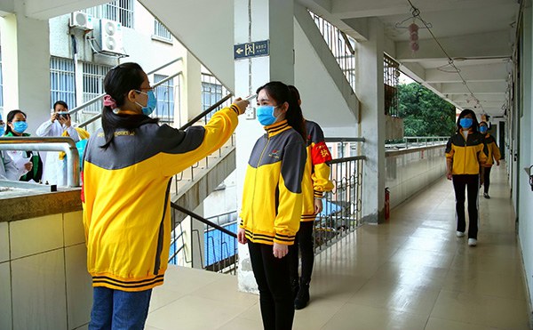 2.值日班干在午检时发现一名发热学生.JPG