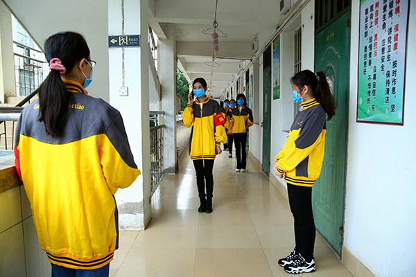 3.值日班干打电话给发热学生的班主任报告情况.JPG