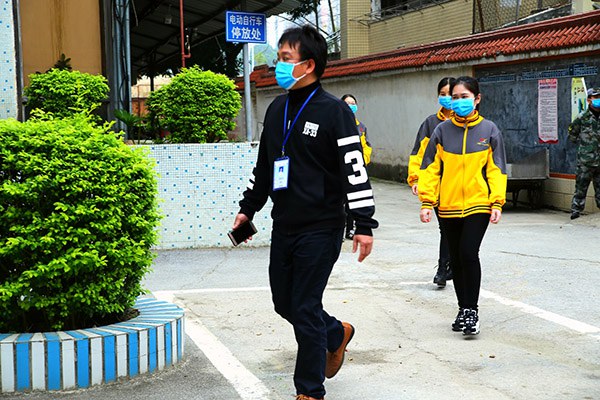 5.班主任和值日班干护送发热学生去学校医务室.JPG
