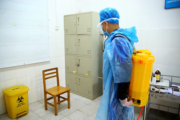 8.发热学生被救护车接走后消毒人员立即对医务室进行消毒.JPG