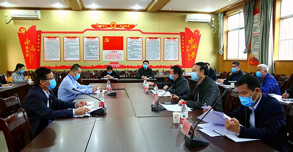 座谈会上厅领导听取黄杰品校长汇报学校工作.JPG