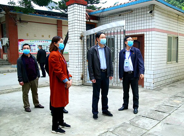 自治区应急厅领导到学生宿舍区检查防疫情况.JPG