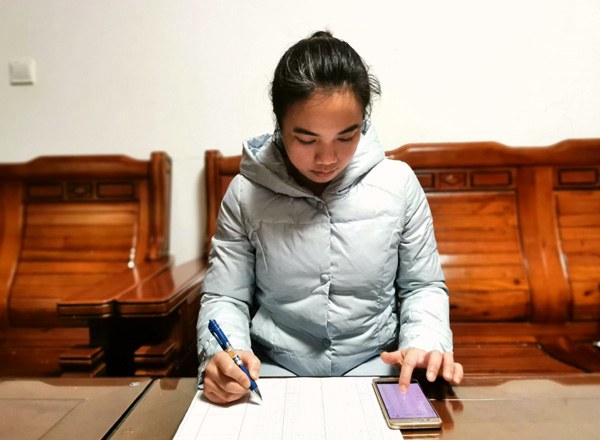 李宾燕老师多渠道联系去实习的学生，追踪掌握学生的身体健康状况.jpg