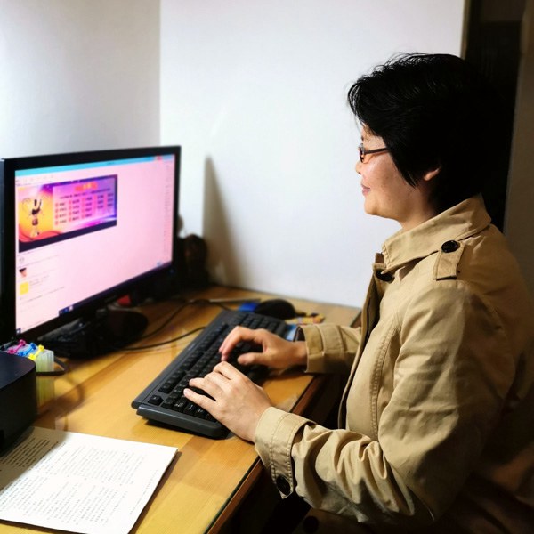 王丽萍老师用班级QQ群与学生沟通，及时了解学生居家防疫情况.jpg