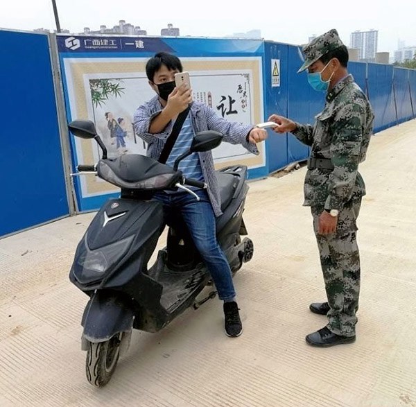 安保人员对进入校园人员测量体温.jpg