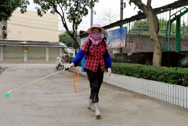 保洁员对校园公共区域进行消毒.jpg