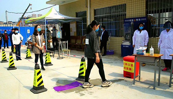 学生入校时要到消毒点进行手消杀、鞋底消杀、行李物品消毒等.jpg