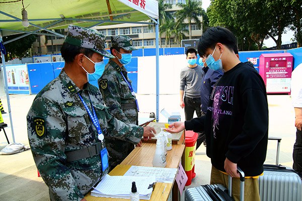 学生体温检测合格后扫码入校.jpg