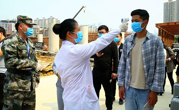 校医务人员指导安保人员测量体温.jpg