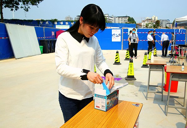 学生更换新口罩入校.jpg