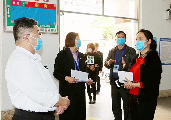 黄红副处长一行到学校饭堂进行检查.jpg