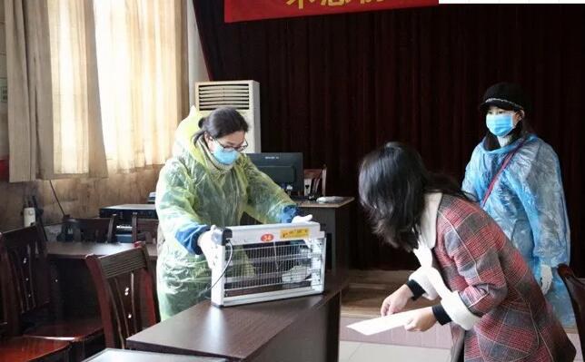 用紫外线消毒灯对会议室进行消毒.jpg