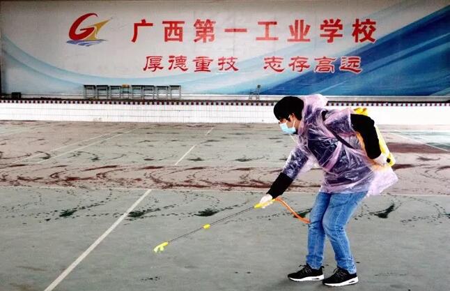 对风雨球场地面进行喷洒消毒.jpg
