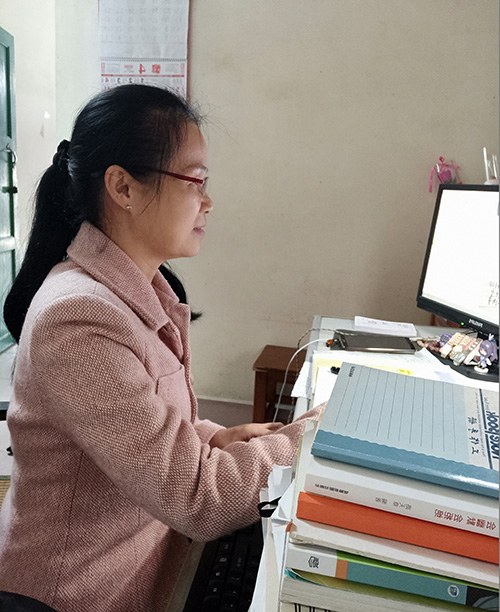 冯春玲老师在精心录制速课.jpg