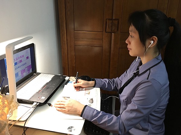王思思老师给学生讲授网页平面构成.jpg