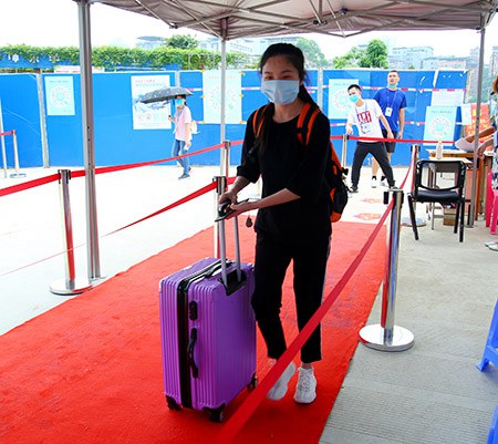 3.学生走过浸泡有消毒液的“红地毯”进行鞋底消杀.jpg