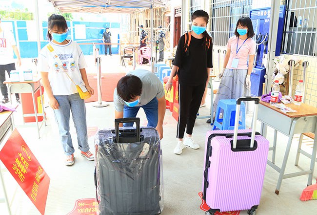 4.工作人员对学生行李进行消毒.jpg