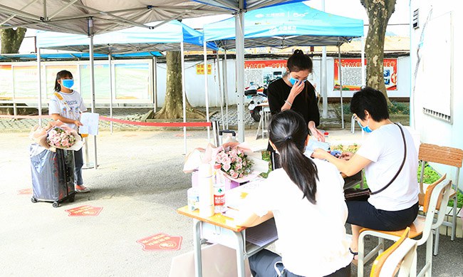 5.返校学生到班主任处报到.jpg