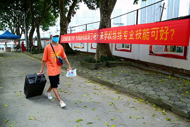 6.学生顺利返校，开启新学期生活.jpg