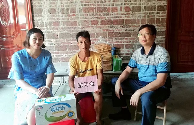 黄杰品校长（右一）走访慰问帮扶对象.jpg