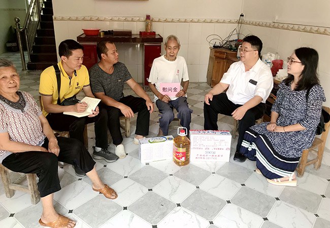 张海林书记（右二）走访慰问帮扶对象.jpg