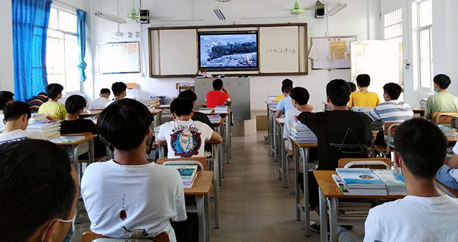19汽修3班班在观看《2019年度感动中国人物颁奖盛典》.jpg