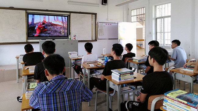 19模具班在观看《2019年度感动中国人物颁奖盛典》.jpg