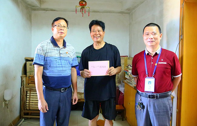 校领导在退休老党员兰英昌家中进行慰问.JPG