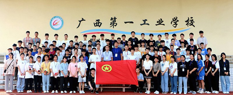 校领导、第二党支部全体委员与新团员合影.JPG