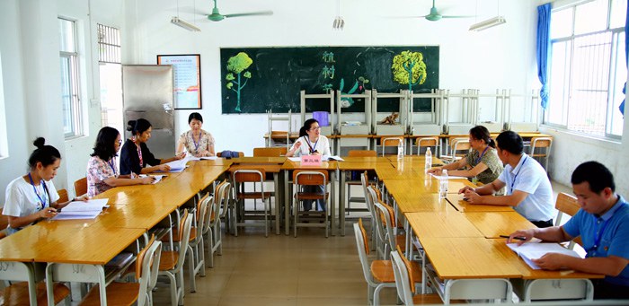 与会代表分组审议各项工作报告.jpg