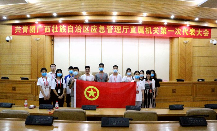 我校团员代表合影留影.jpg