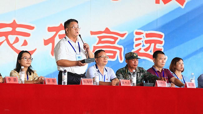 张海林书记宣布新生军训正式开始.jpg