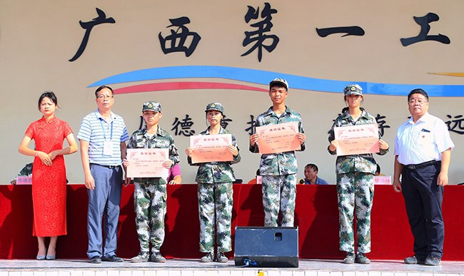 校领导为先进连队颁奖.jpg