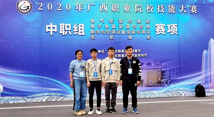 带队教师韦尔密（左一）、指导教师黄科大（右一）和获奖学生杨健（左二）、高贤超（右二）合影.jpg