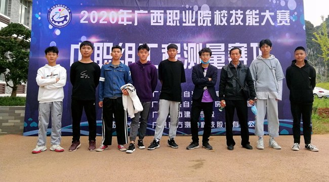 覃国鑫老师（右三）和参加工程测量技能竞赛的学生们.jpg