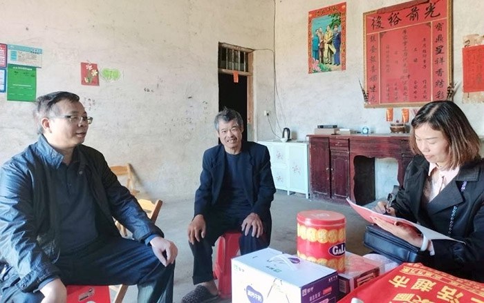 校领导走访慰问贫困户（1）.jpg